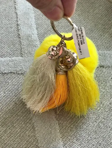 Chaveiro Pompom Pelúcia Amarelo com Pingentes