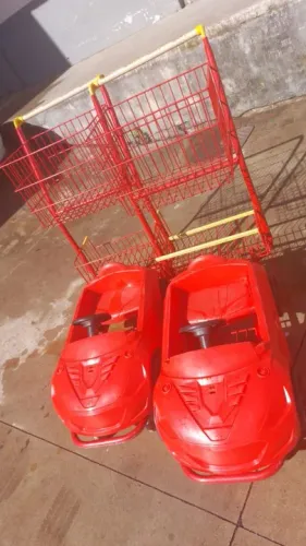 Carrinho de compras com brinquedo 