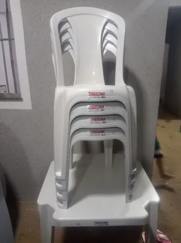 Conjunto de Cadeiras e Mesas novas.