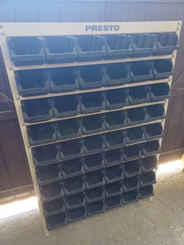 Organizador / Estante metálica com 54 gavetas pretas.