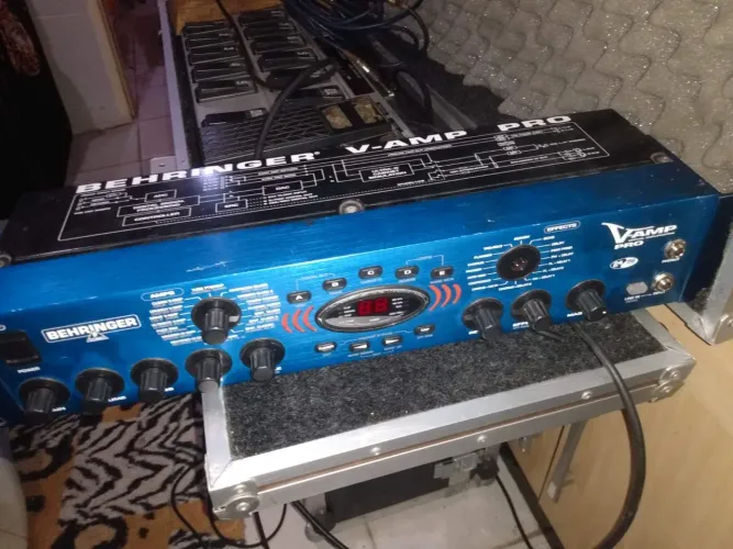 Behringer V-Amp Pro + pedaleira fc1010midi