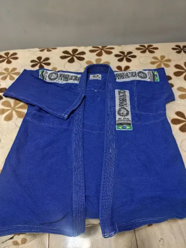 kimono azul para Jiu-Jitsu da marca MMABRAZUCA. 
