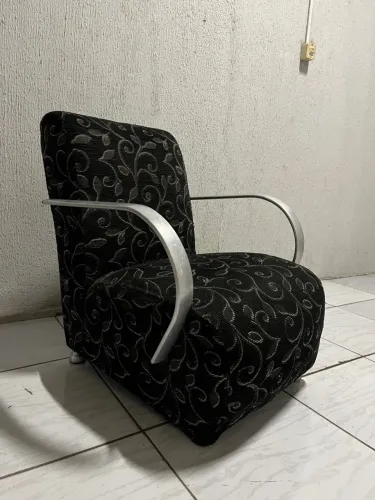 Sofá Poltrona Design Clássico com Detalhes em Alumínio