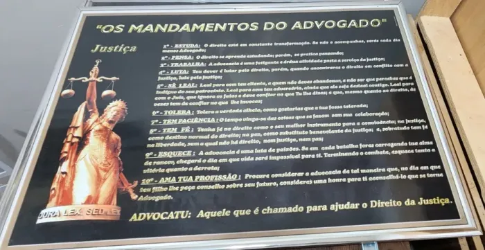 quadro com moldura "os mandamentos do advogado"