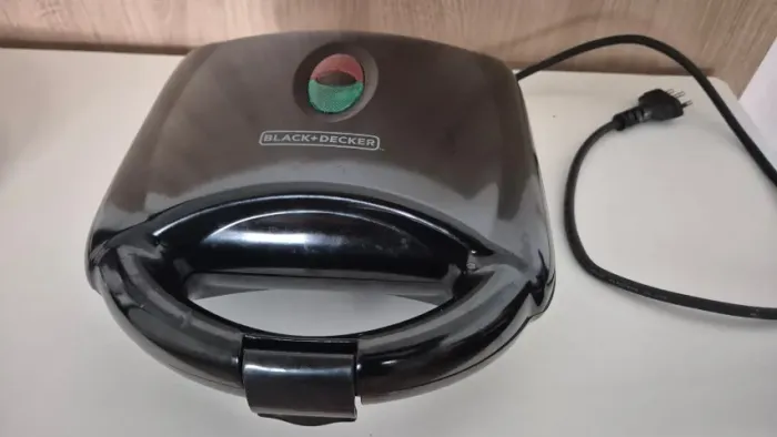 sanduicheira elétrica - Black and Decker- preta