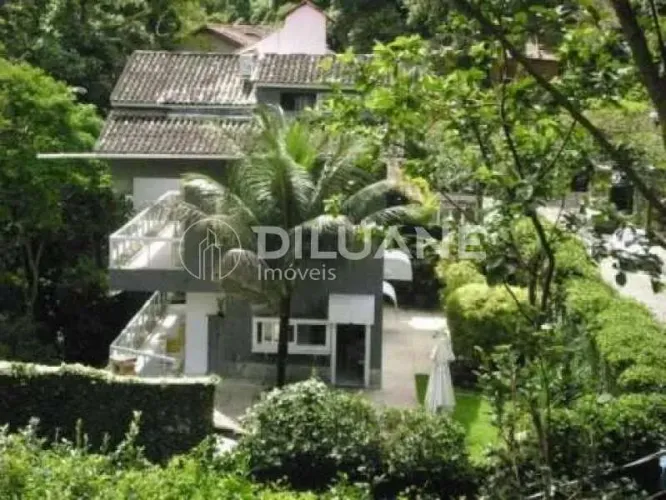 Espetacular casa triplex na Lagoa, 06 dormitórios, o2 salas, piscina, churrasqueira, 02 va