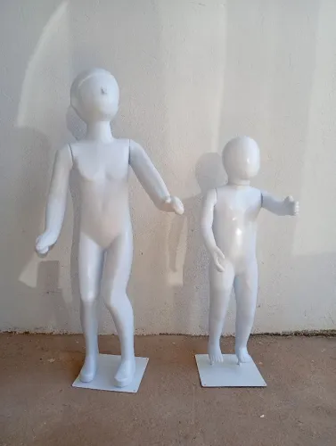 Manequins infantis brancos para loja