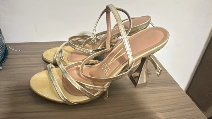 Sandálias Douradas de Salto Alto