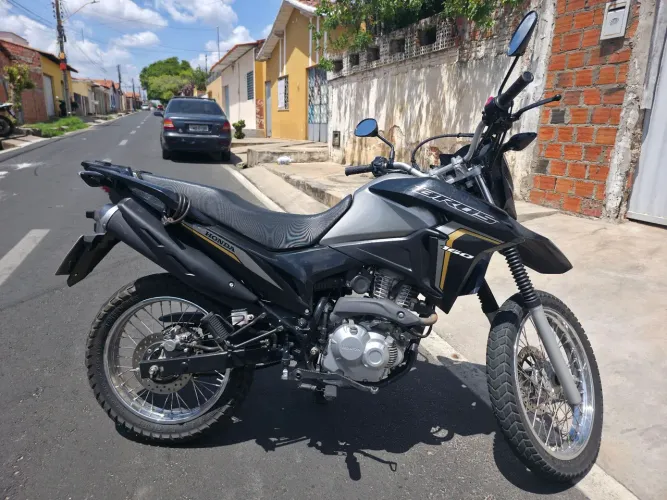 Bros 2023 com apenas 11.000 km