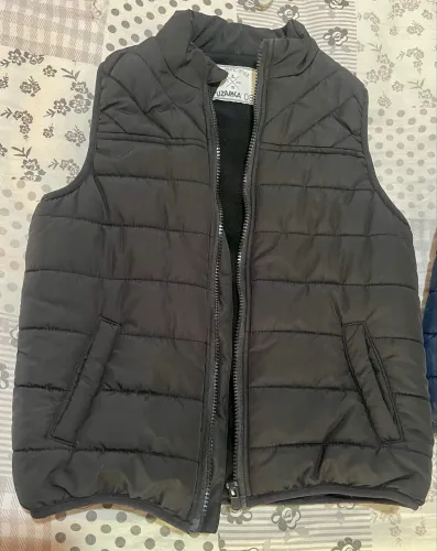 Colete infantil acolchoado Fuzarka preto (Renner)