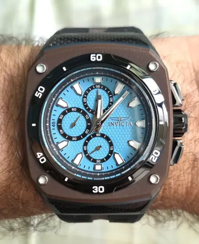 Relógio Invicta 46106 Speedway quadrado Marrom e azul.
