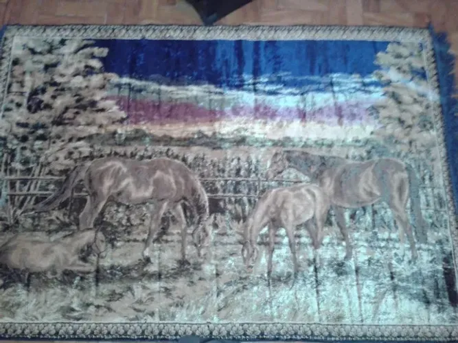 Antigo Tapete Persa de Seda,lã e Algodão com paisagem com cavalos