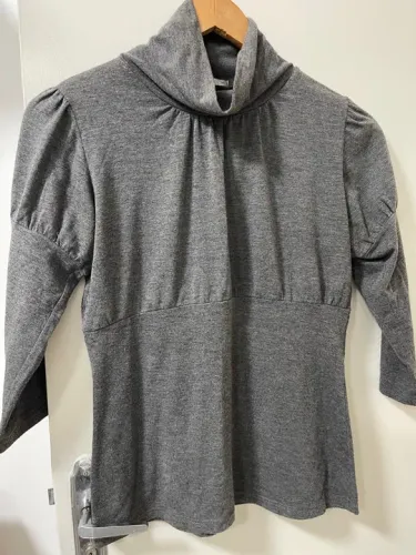 Blusa Cinza com Gola Alta