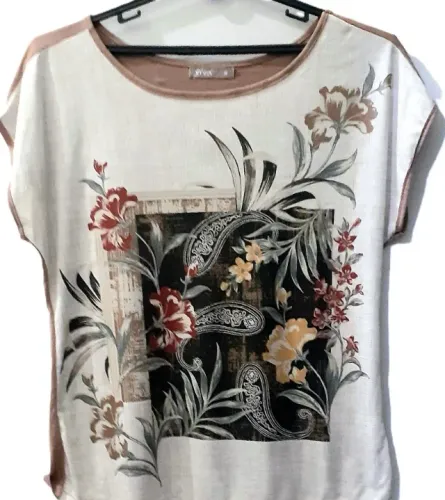 Linda blusa manga curta com estampa floral, acompanha brinde blusa da grife Calvin Klein