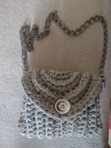 Vendo linda bolsa Cinca de crochê em fios de malha 