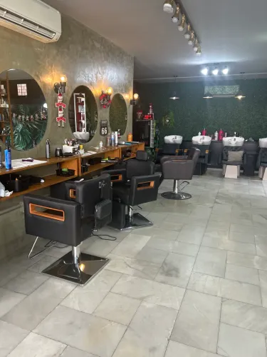 Vaga para auxiliar de cabeleireiro que saiba escovar