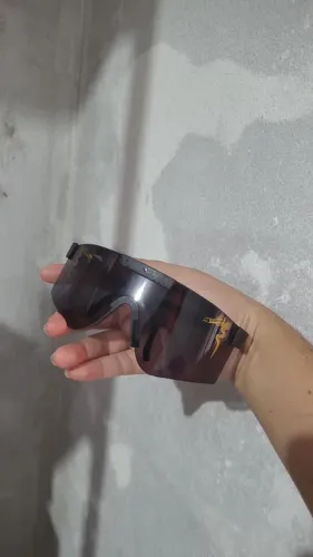 Óculos de sol estiloso com design moderno