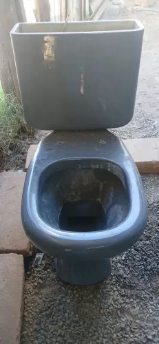 Vaso acoplado sem tampa e tem que arruma a mecânica dele. 