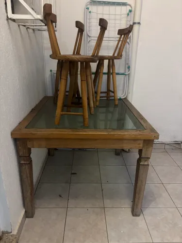 Mesa madeira maciça e quatro bancos