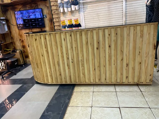 Balcão em madeira para loja -Bar-destruidoras e restaurantes..