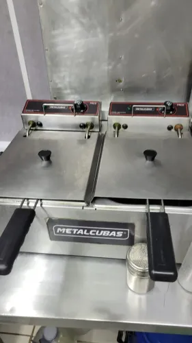  Fritadeira Elétrica 2 Cubas Óleo 10 litros FRCE 10 220v Metalcubas