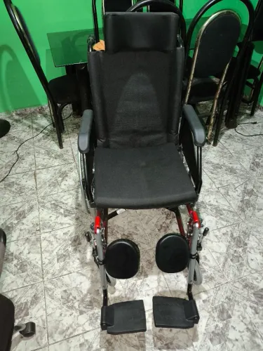 Cadeira de Rodas Ágile Reclinável 100kg Assento 44cm Vermelha Jaguaribe