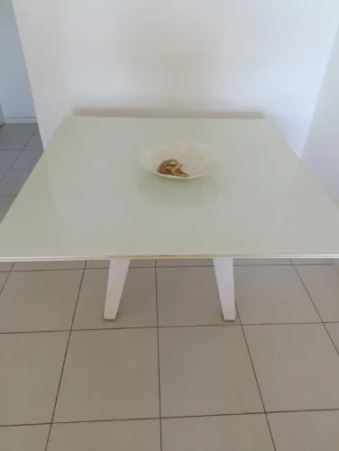 Mesa de jantar quadrada Madeira, Laca e Vidro e cadeiras madeira