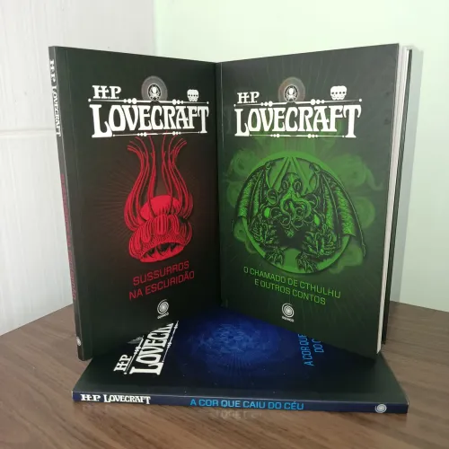 Os Contos H.P Lovecraft<br>O Chamado de Cthulhu<br><br>Sussurros na Escurid
