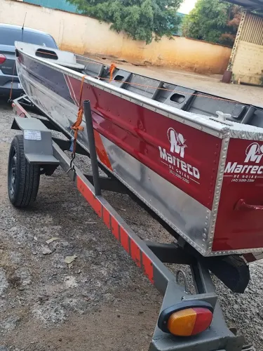 Canoa com carretinha e motor