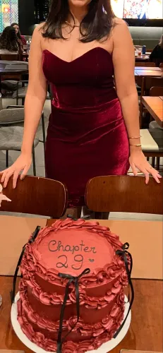 Vestido casual aveludado na cor vinho