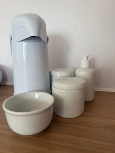 Kit higiene bebê de porcelana com garrafa térmica 