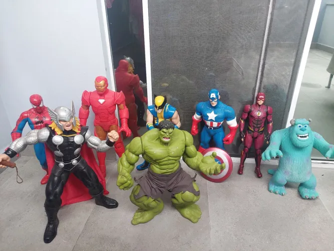Vendo bonecos Marvel grandes em bom estado