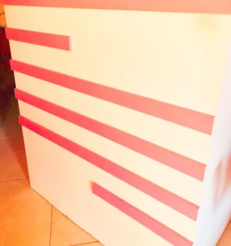 Balcão Decorativo com Faixas Coloridas para comércio 1,2m