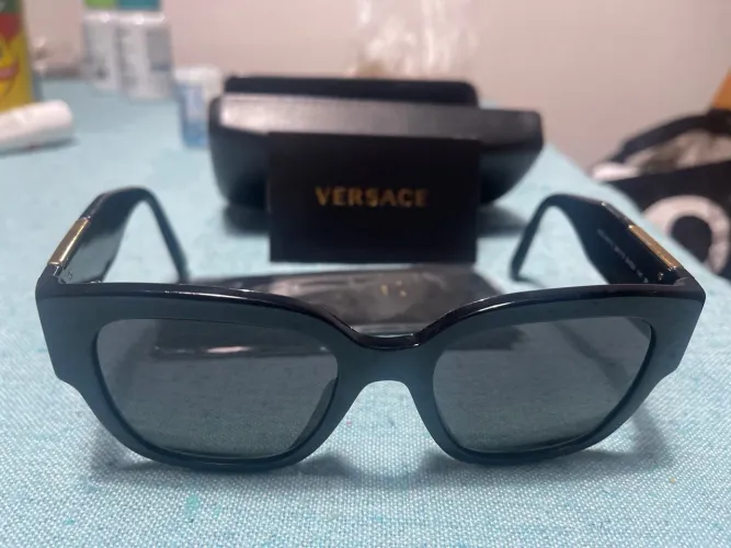 Óculos de Sol Versace - Elegância e proteção
