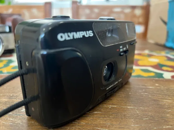 Câmera Olympus analógica