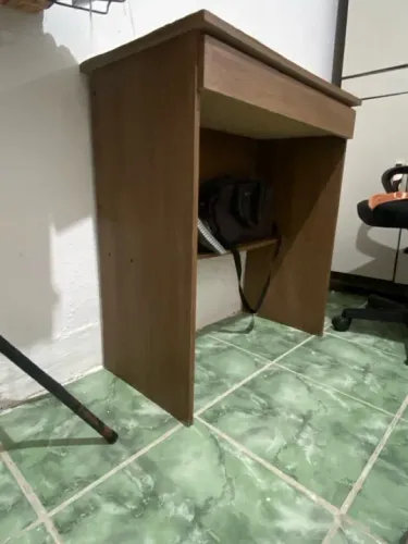 Escrivaninha de madeira em ótimo estado