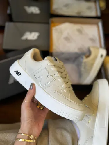 Tênis New Balance Bege com Detalhes Prateados