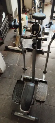 Simulador de caminhada ou corridaElíptico para exercícios