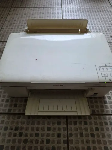Multifuncional Epson TX123 com cabos ligando sem testes