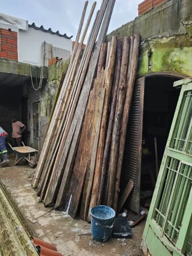 Lote Grande de Madeira Usada - Tábuas, Toras e Ripas - Obra/Andaime