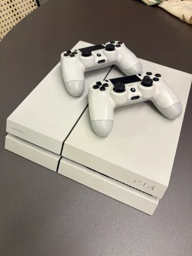 PS4 Branco + 2 Controles