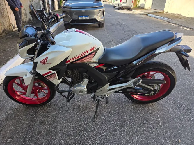 Honda CB 250 Twister 2022