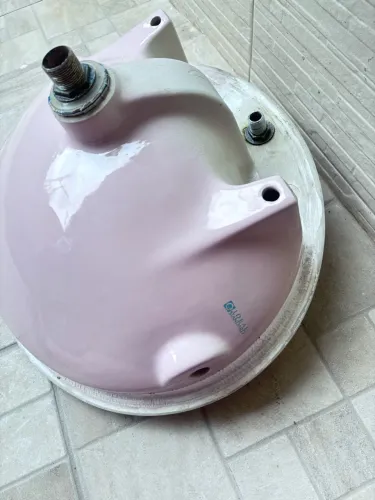 Lavatório Ideal Standard rosa com torneira Deca