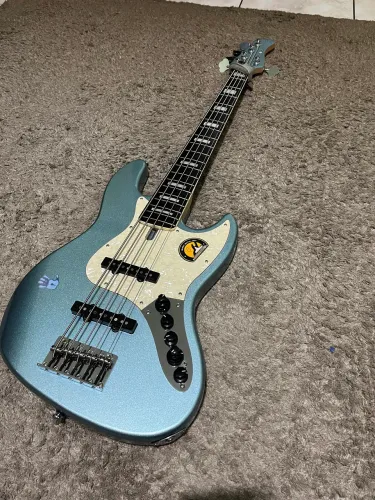 SIRE V7 Marcus Miller Novo