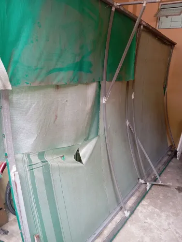 Vendo duas armação de toldo, ambos com 4 metros de comprimento