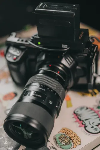 Câmera De Cinema Blackmagic Pocket 4k Com Lente Sigma 18-35mm 1.8 e acessórios (pouco uso)