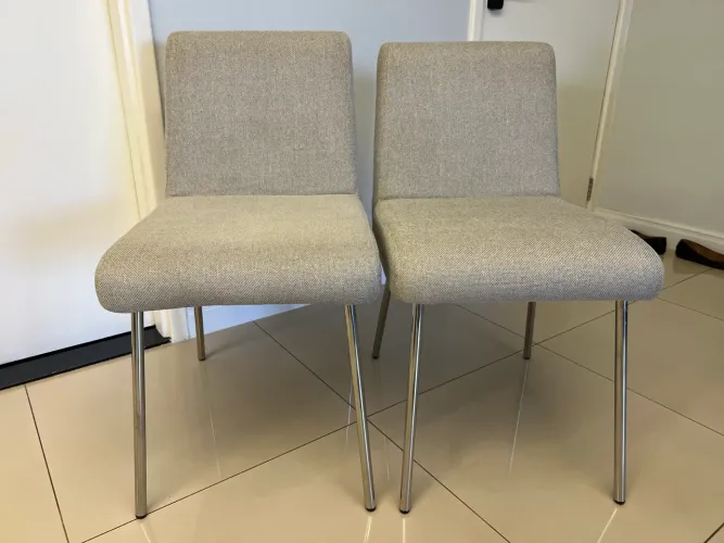 Par de cadeiras. Mesa de jantar, sala de espera, quarto, escritório 