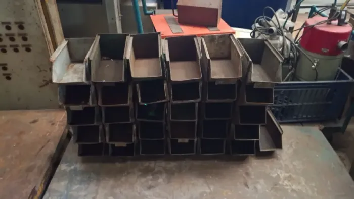 caixas metálicas organizadoras tipo bin usadas empilhaveis