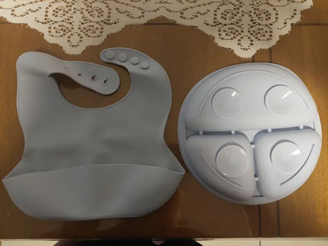 Kit alimentação bebê menino, Prato e babador com aparador de migalhas em silicone