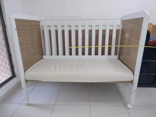 BERÇO 3 ALTuras, vira cama, com rodinhas.